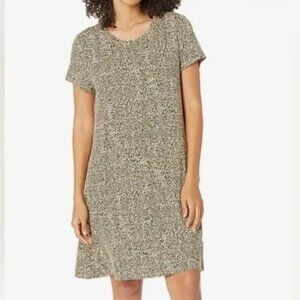 Amazon Essentials Women's Short-Sleeve Scoop Neck Swing Dress